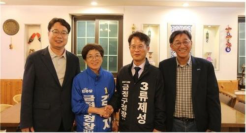 지난 3일 부산의 한 식당에서 만나 부산 금정구청장 보궐선거 야권 후보단일화에 합의한 김경지 더불어민주당 후보(왼쪽에서 두 번째)와 류제성(왼쪽에서 세 번째) 조국혁신당 후보<민주당 부산시당 제공>